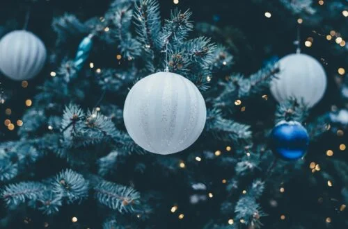 white and blue christmas tree